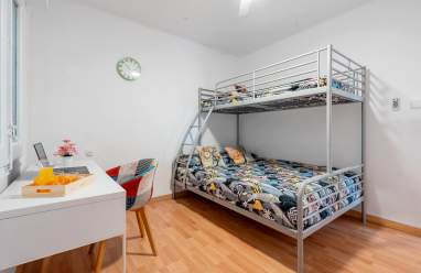 ES: Segundo dormitorio con dos camas individuales EN: Second bedroom with two single beds FR: Deuxième chambre avec deux lits simples