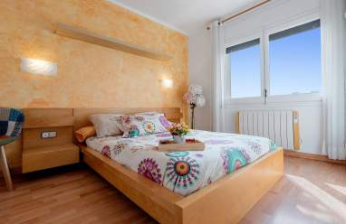 ES: Dormitorio principal con cama doble y armario empotrado EN: Master bedroom with double bed and built-in wardrobe FR: Chambre principale avec lit double et placard intégré