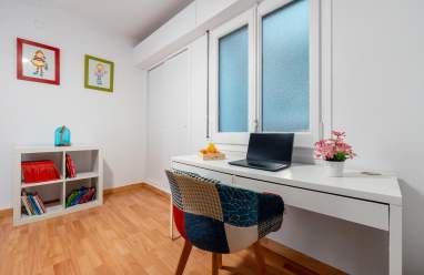 ES: Zona de trabajo o escritorio junto a la ventana EN: Workspace or desk area by the window FR: Espace de travail ou bureau près de la fenêtre
