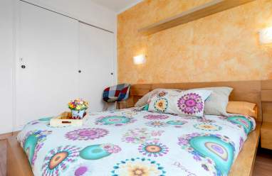 ES: Dormitorio principal con cama doble y armario empotrado EN: Master bedroom with double bed and built-in wardrobe FR: Chambre principale avec lit double et placard intégré
