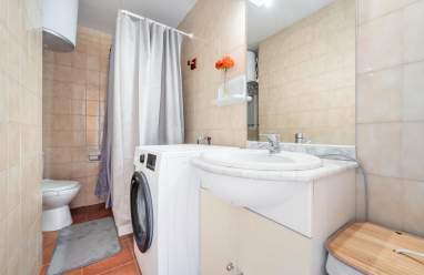 ES: Baño completo con ducha y acabados modernos EN: Full bathroom with shower and modern finishes FR: Salle de bain complète avec douche et finitions modernes